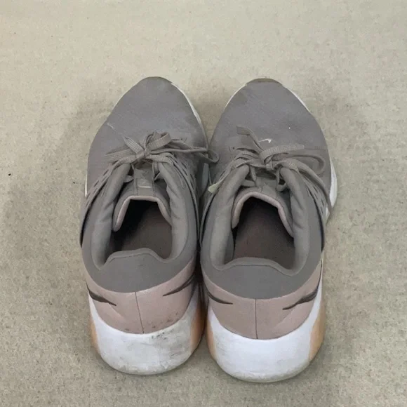 EUC Woman’s Nike sneakers - Picture 4 of 6